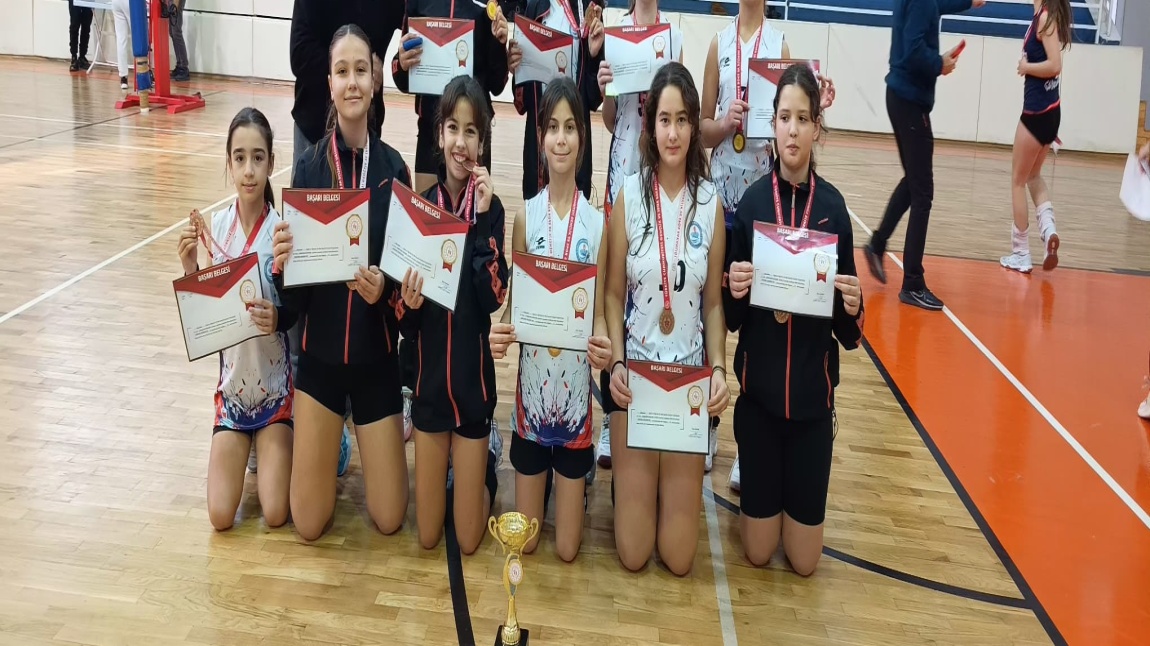 Gökçeada Ortaokulu Küçük Kızlar Voleybol Takımı.